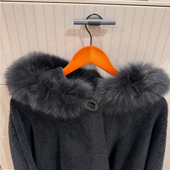 Blue Duck Elegant Black Fur-Trimmed Women's Coat - Picture 2 of 3